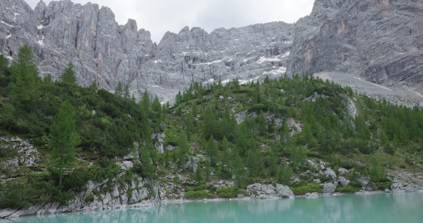 Lago di Sorapis, Dolomiti, Italia - Un paesaggio alpino mozzafiato caratterizzato da acque turchesi, foreste lussureggianti e imponenti scogliere dolomitiche - Inquadratura ampia