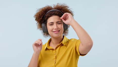 Auriculares,-Mujer-Feliz-Y-Joven-Bailando-En-El-Estudio.