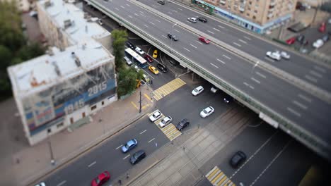 intersección de calles de la ciudad con paso elevado y tráfico