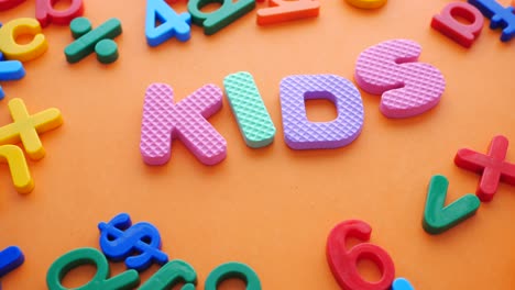 letras y números coloridos para niños