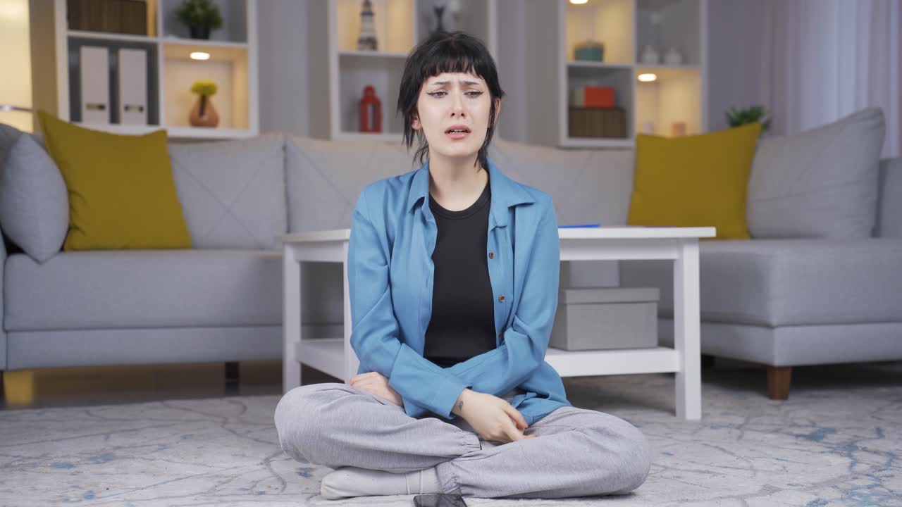 슬픈 젊은 여성이 울고 있습니다.