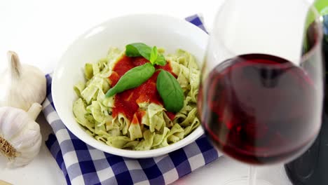 un vaso de vino tinto con pasta cocida