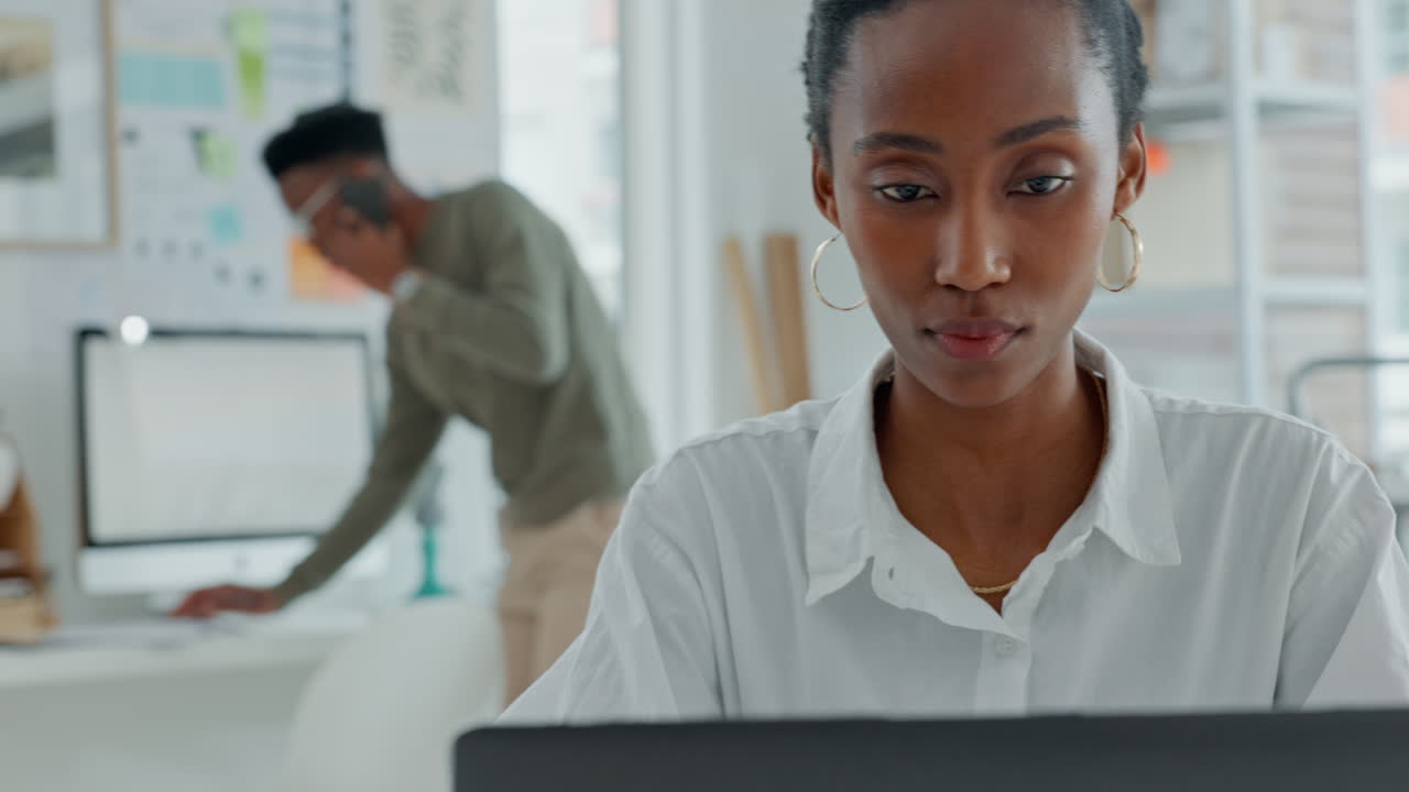 mujer de negocios estresada, frustrada
