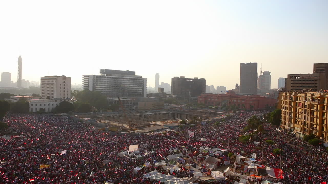 las multitudes se reúnen en la plaza tahrir en el cairo egipto 1
