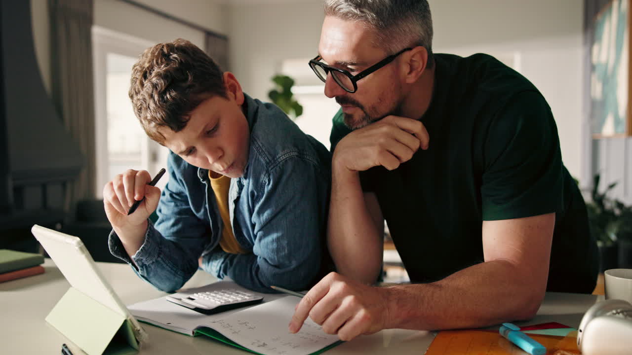 padre ayudando a su hijo con la tarea