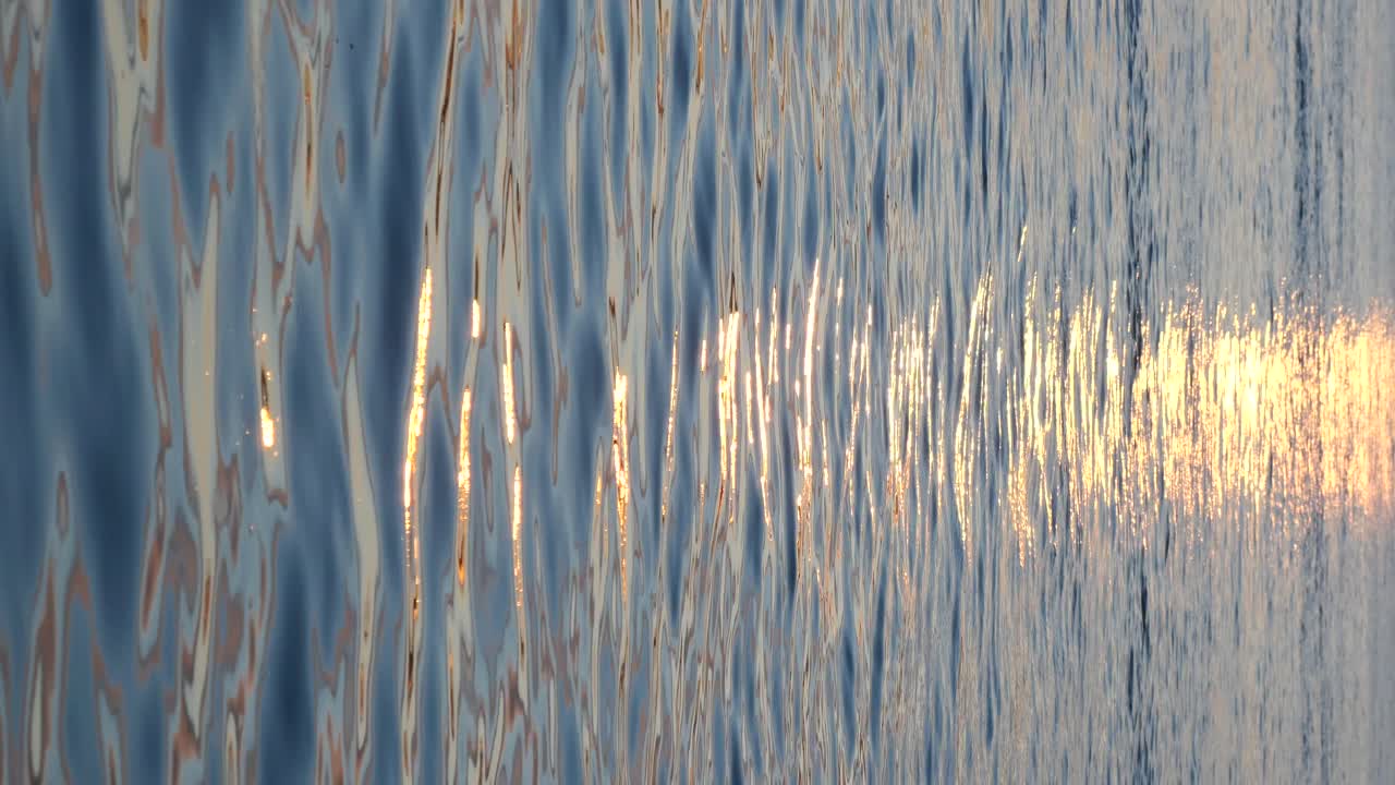 물 위 의 해 가 지는 반사