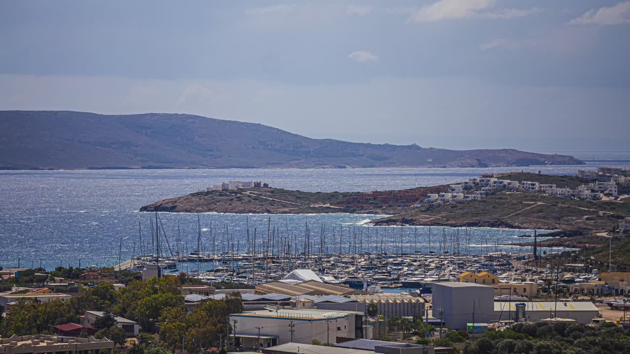 barcos anclados en la marina del puerto de adamas en la isla de milos, cícladas, grecia