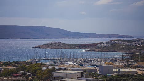 Barcos-Anclados-En-El-Puerto-Deportivo-De-Adamas-En-La-Isla-De-Milos,-Cícladas,-Grecia