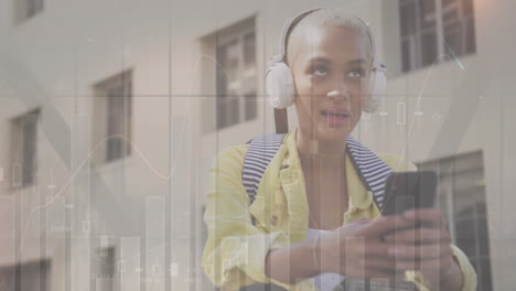 animación del procesamiento de datos estadísticos sobre una mujer biracial feliz que usa un teléfono inteligente en la calle