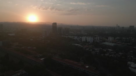 Atardecer-Encantador:-Explorando-El-Sur-De-La-Ciudad-De-Mexico-Y-Su-Universidad-Desde-El-Aire