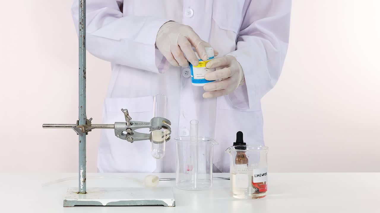 실험실 환경에서 화학 반응 시연