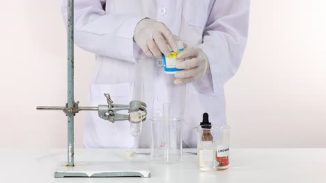 demostración de una reacción química en un entorno de laboratorio