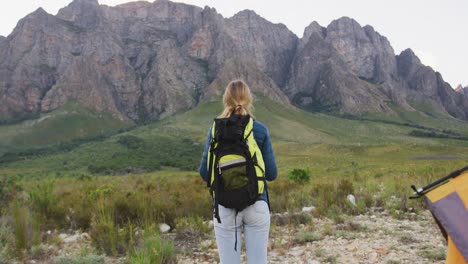 Mujer-Caucásica-Disfrutando-Del-Paisaje