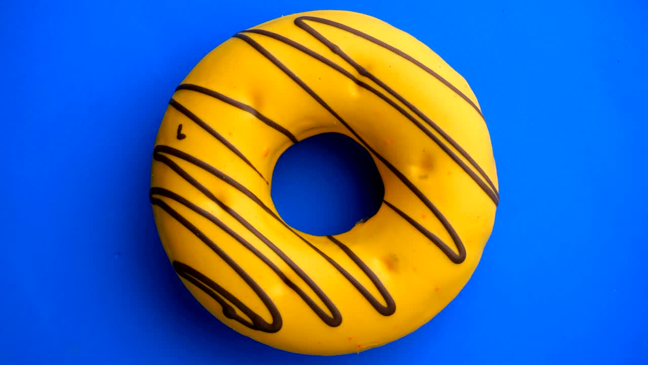 el donut glazado de primer plano.