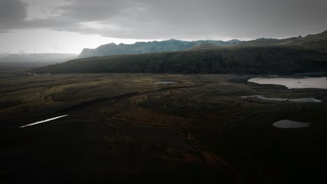 Islandia-Aérea-Cubierta-De-Musgo,-Césped,-Paisaje-Rocoso,-Vista-De-La-Montaña-Volcánica-Islandesa-En-La-Distancia