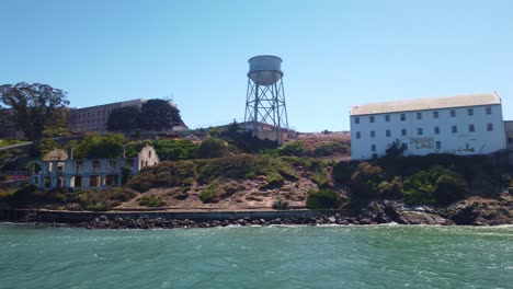 Primer-Plano-De-Cardán-Toma-Panorámica-Alrededor-De-La-Isla-De-Alcatraz-Desde-Un-Barco-En-Movimiento-En-La-Bahía-De-San-Francisco