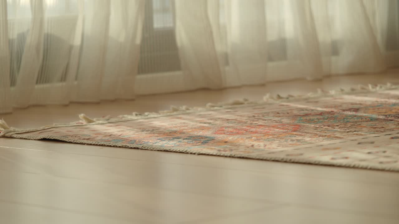 Una vista dettagliata di un tappeto su un pavimento in legno