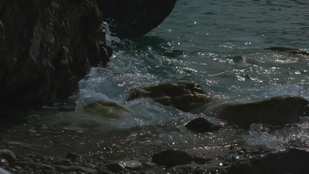 costa rocosa con olas