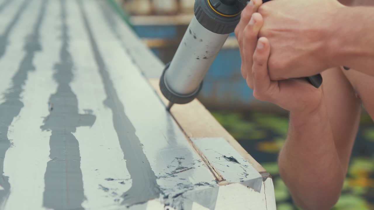 木製ボートキャビンの屋根板をシーラントで密閉、接写