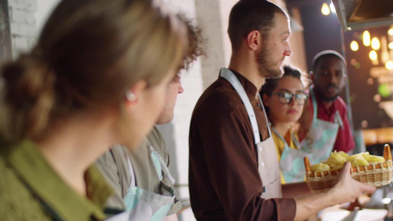 Chef che parla della pasta agli studenti a una masterclass di cucina