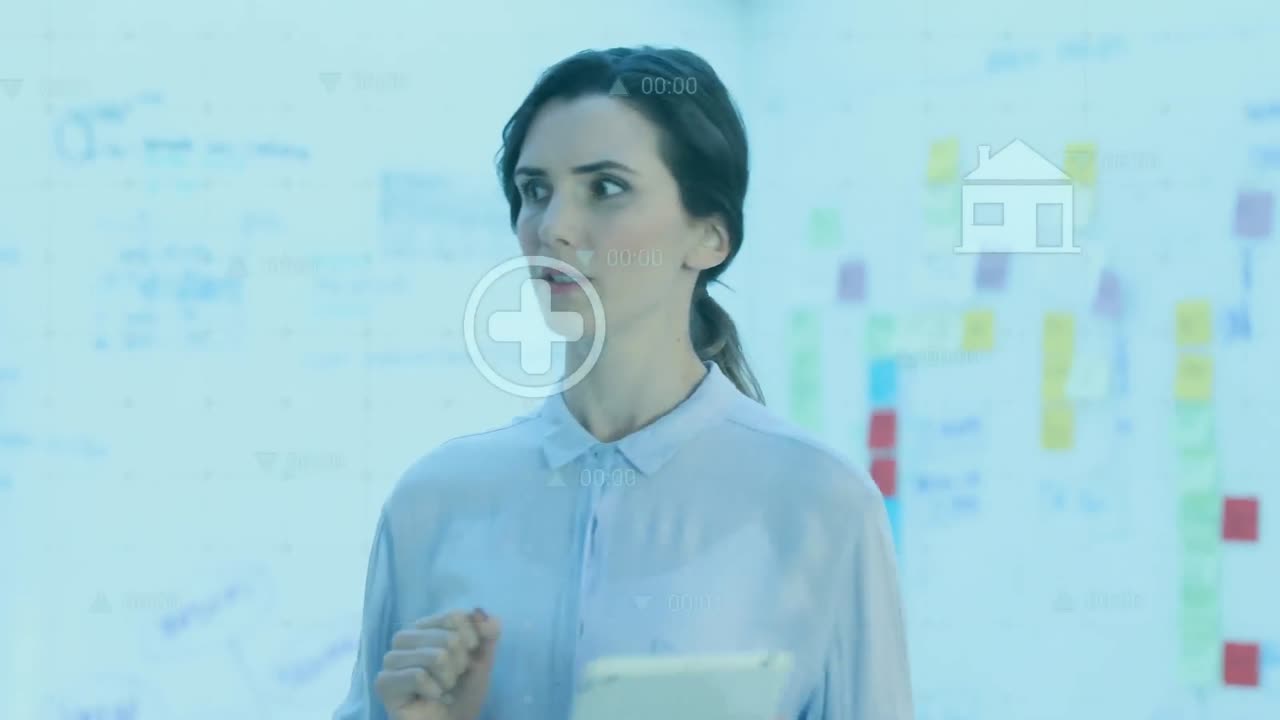 animación del procesamiento de datos financieros sobre una mujer de negocios caucásica que usa una tableta