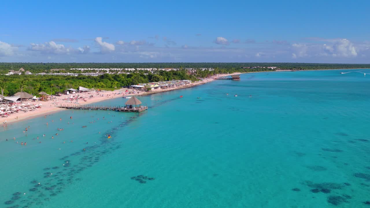 Molo sulla spiaggia di Dominicus, Bayahibe, Repubblica Dominicana. Vista panoramica da drone.