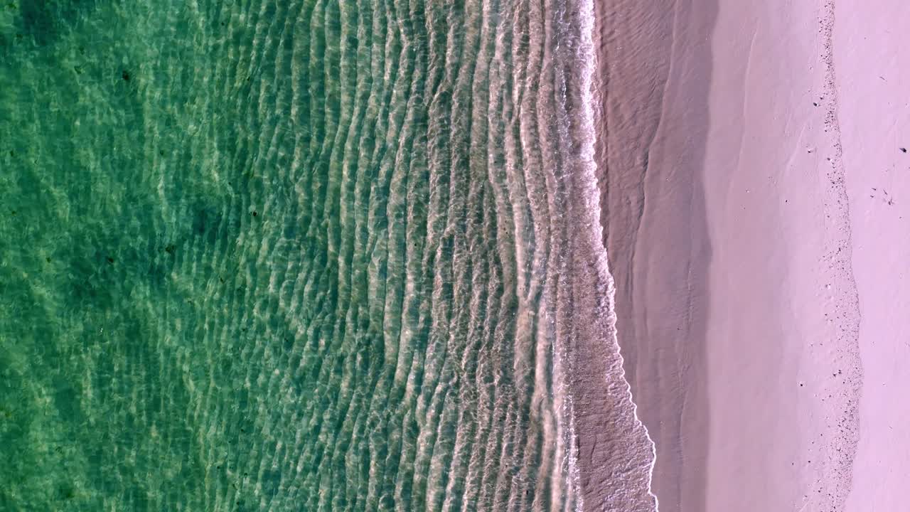 una playa pacífica con olas rompiendo en la arena y una ola verde del océano que viene de la orilla y una ola verde del océano que viene de la parte superior