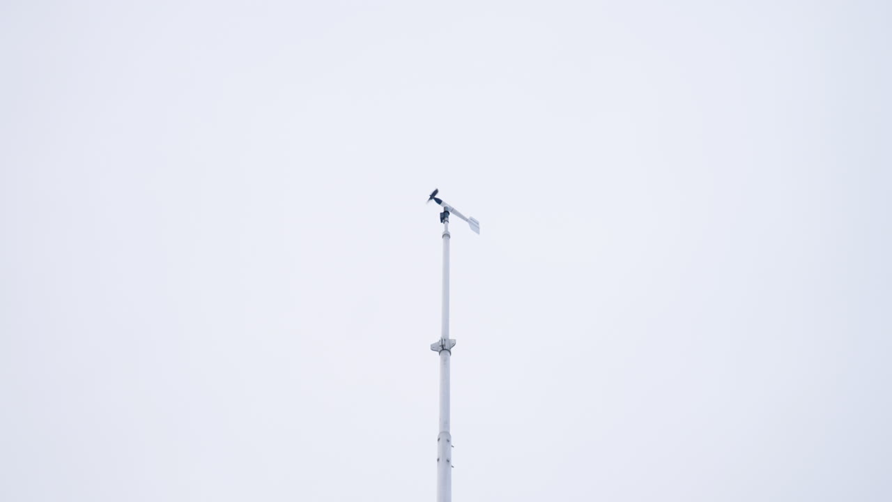 극적인 하늘을 배경으로 바람에 날리는 바람개비