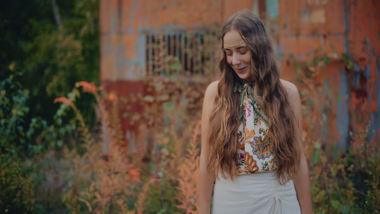 여름에 야외에서 포즈를 취하는 여자