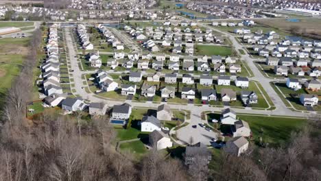 Luftaufnahme-Eines-Viertels-In-Pataskala,-Ohio-Im-Frühen-Frühling