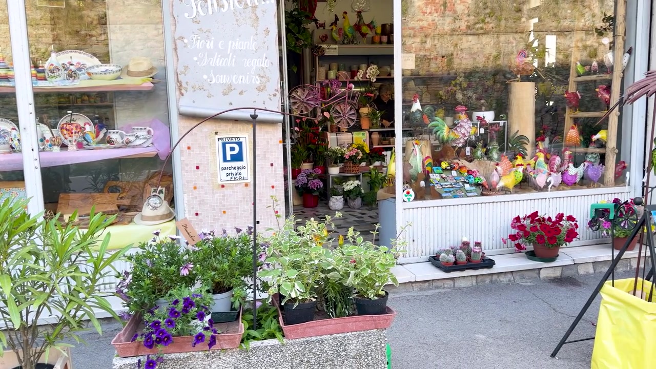 Außenansicht eines kleinen lokalen Blumen- und Geschenkeladens