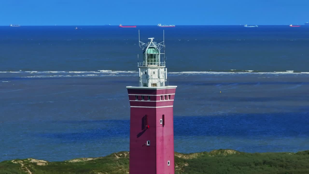 Vista aerea del faro di Westhoofd che si erge imponente sulla costa sabbiosa di Ouddorp, circondato da imponenti dune che si affacciano sul Mare del Nord