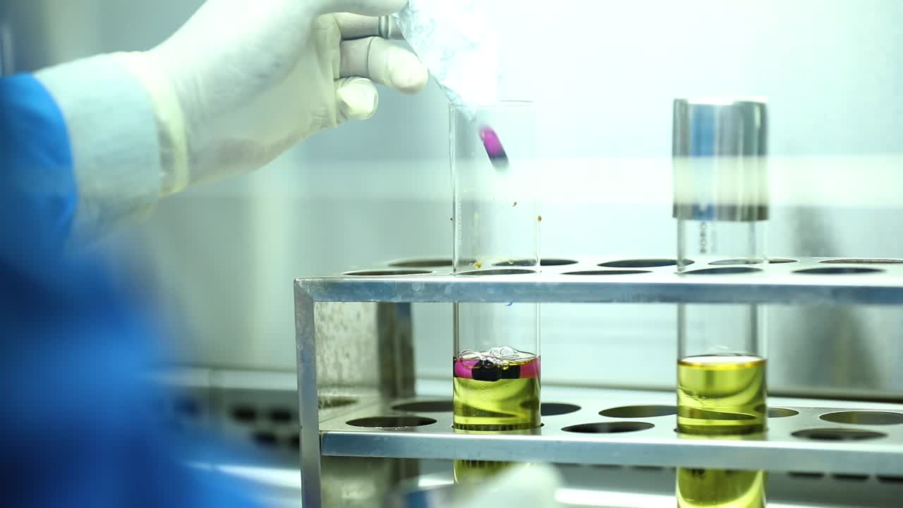 comprobación de la tasa de liberación del fármaco desde la cápsula según la descomposición de la cápsula.