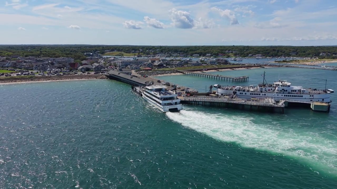 Droneudsigt over passagerfærge, der lægger til ved Oak Bluffs færgeterminal i Massachusetts, USA