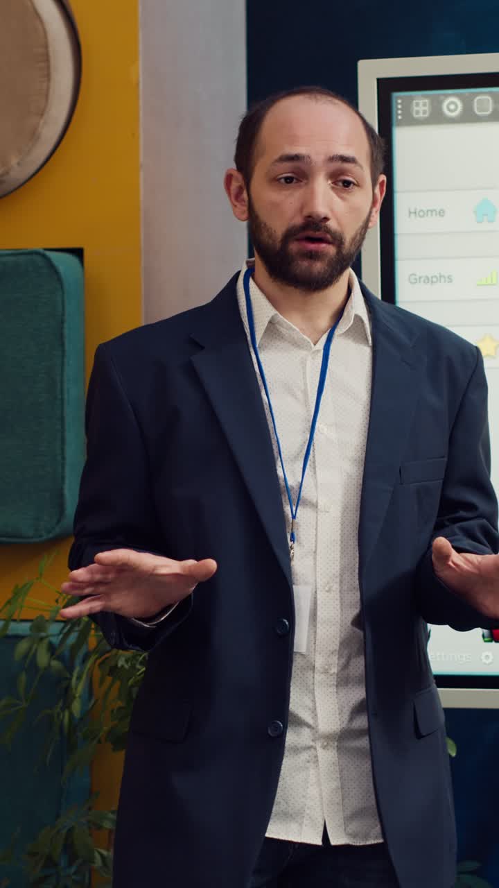 Imprenditore che presenta dati su uno schermo interattivo durante una riunione in ufficio