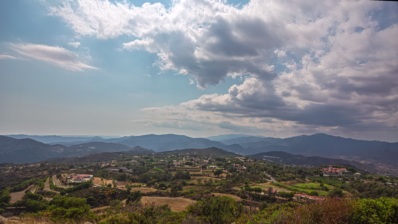 Paesaggio di Cipro e nuvole bianche in formazione, time-lapse