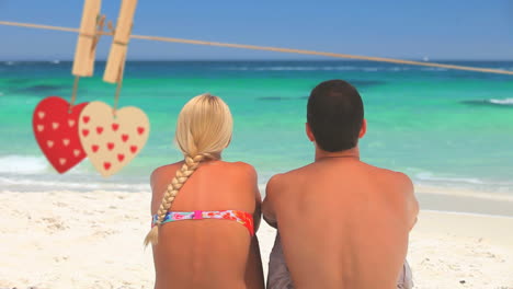 pareja disfrutando de la vista en la playa