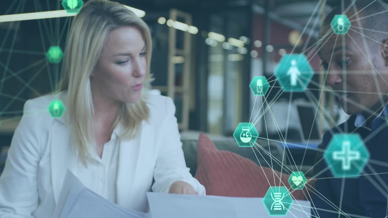 анимация глобусов цифровых икон над различными мужчинами и женщинами, обсуждающими документ в офисе.