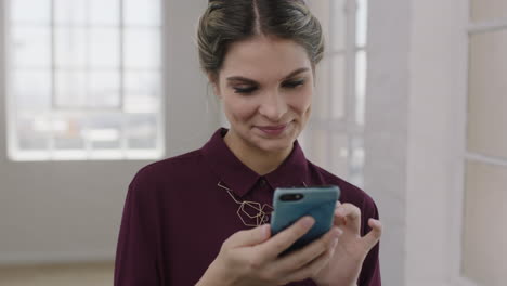 Retrato-De-Una-Joven-Sofisticada-Que-Disfruta-Navegando-Por-Mensajes-De-Texto-Usando-Tecnología-Móvil-De-Teléfono-Inteligente-Mujer-Moderna-Y-Elegante-En-El-Fondo-Del-Apartamento