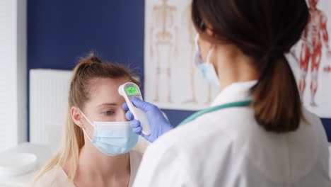 Video-De-Un-Médico-Usando-Un-Termómetro-Para-Controlar-La-Temperatura-Corporal.