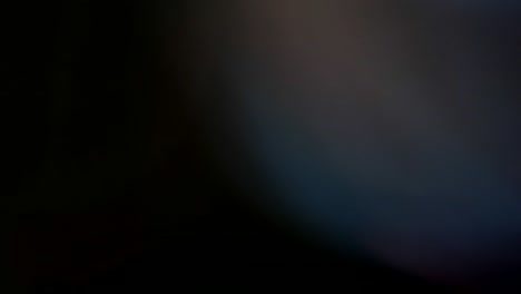 fugas de luz abstractas en un fondo negro.