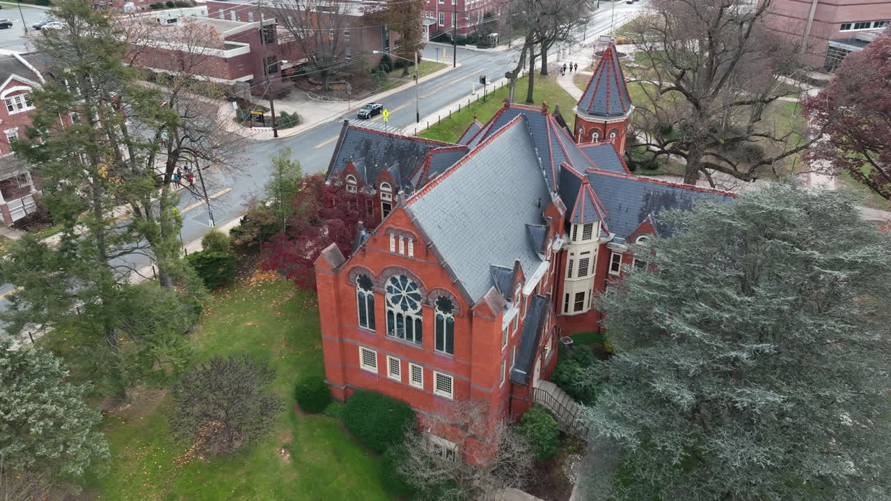 슬레이트 지붕이 있는 붉은 벽돌 고딕 맨션 건물