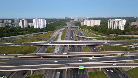 Intercambio-De-Autopistas-Muy-Transitado-Con-Coches,-Camiones-Y-Furgonetas-Circulando-Por-Una-Red-De-Carreteras-De-Varios-Carriles.