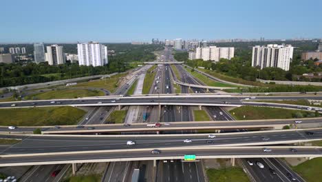 intersección de autopista ocupada con automóviles, camiones y furgonetas que conducen en una red de carreteras de varios carriles