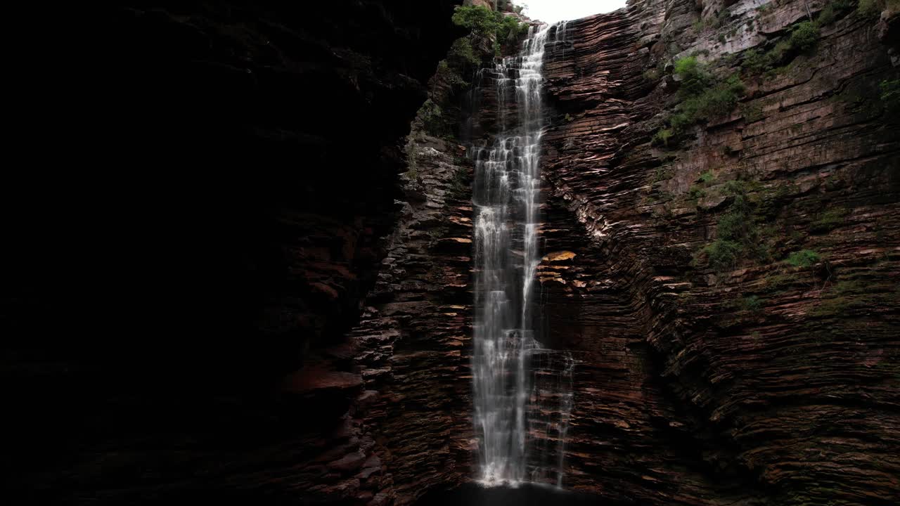 Dronevideo som flyr inn i Buracão-fossen i Chapada Diamantina, Bahia, Brasil.