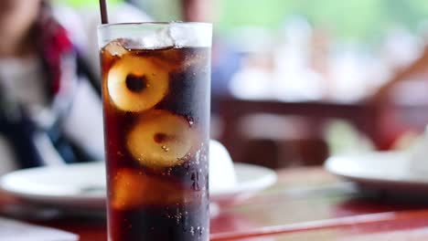 bebida de cola con hielo en el restaurante ao nang