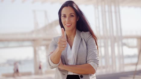 Mujer-Joven-Motivada-Dando-Un-Pulgar-Hacia-Arriba