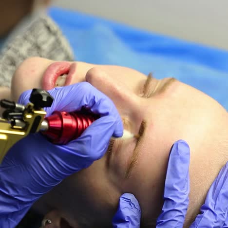 maquillaje permanente de las cejas