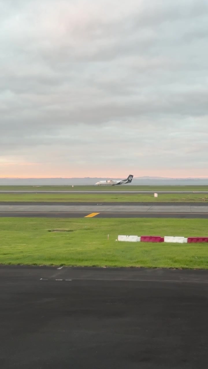 Aereo di linea in rullaggio sulla pista dell'aeroporto all'alba