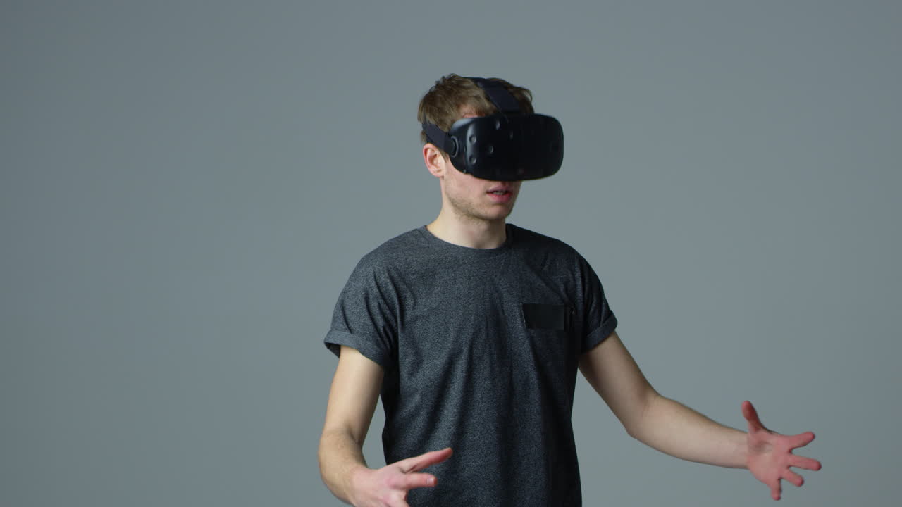 hombre con auriculares de realidad virtual en el estudio filmado en r3d